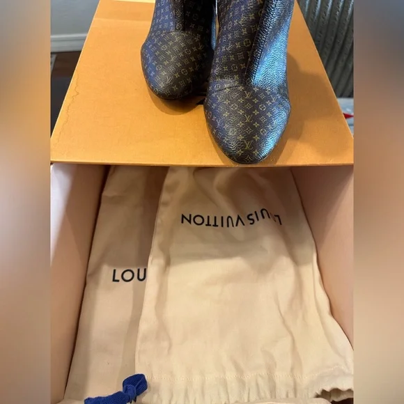 LOUIS VUITTON WOMEN'S Silhouette Ankle Boots Micro Monogram EUC FULL INCLUSION - Picture 11 of 12